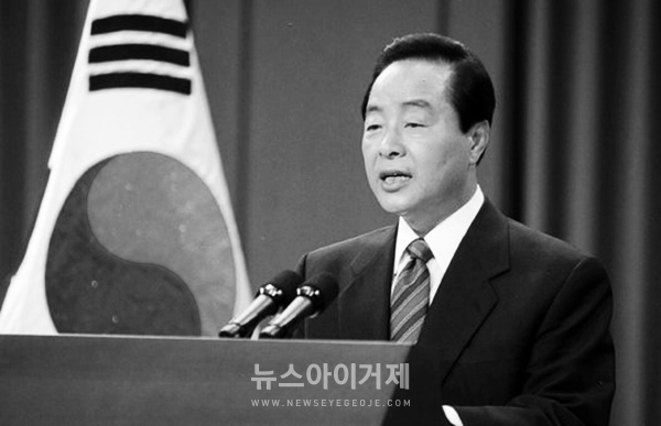 1993년 8월, 금융실명제 전격 실시를 발표하는 김영삼 대통령.