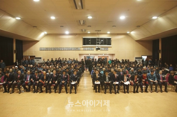 ‘기차타고 서울가자’ 남부내륙철도 조기착공을 위한 토론회에 참석한 거제시민들.