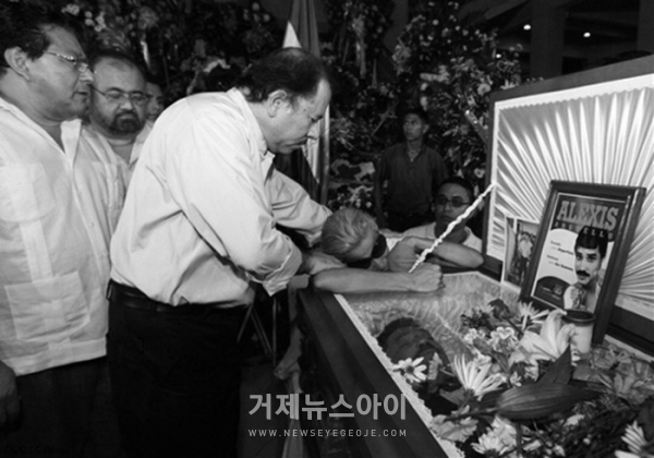 니카라과 대통령 오르테가가 아르게요를 조문하고 있다.