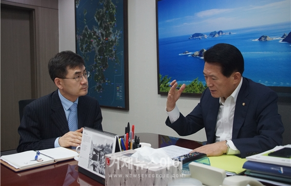 5월 10일, 국회 사무실에서 산업통상자원부 안성일 지역경제국장으로부터 거제시 산업위기대응 특별지역 지정 관련 보고를 받고 있는 김한표 의원.