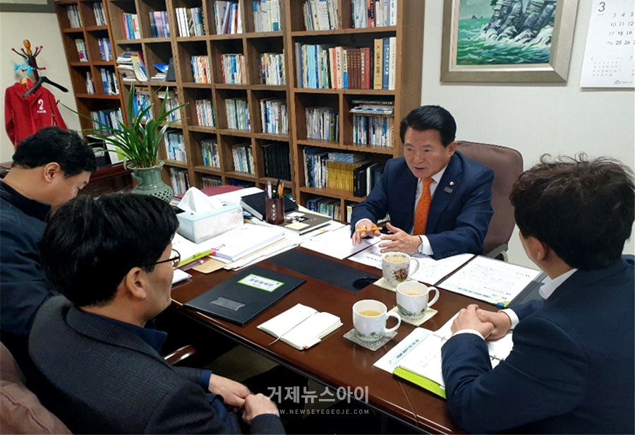 LH 경남지역본부장에게 임대료 인하 필요성을 설명하는 김한표 의원