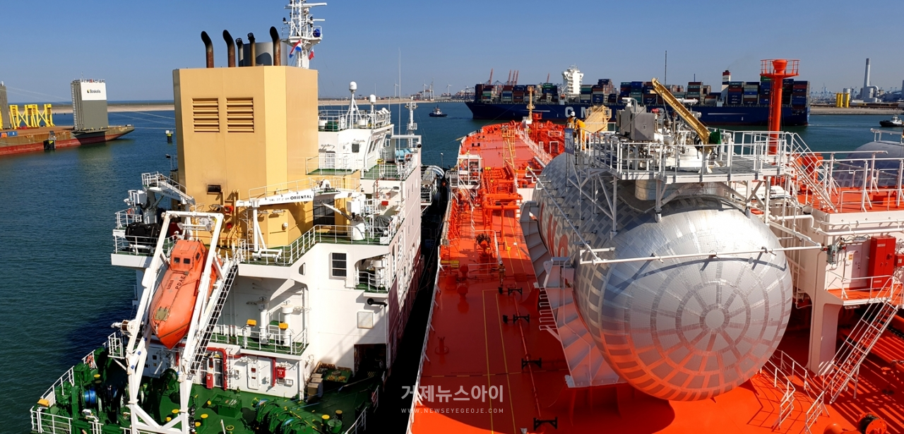삼성중공업이 첫 건조한 LNG 연료추진선(사진 오른쪽)이 네덜란드 로테르담 항에서 LNG 벙커링 선박(사진 왼쪽)으로부터 LNG를 공급받고 있는 모습.