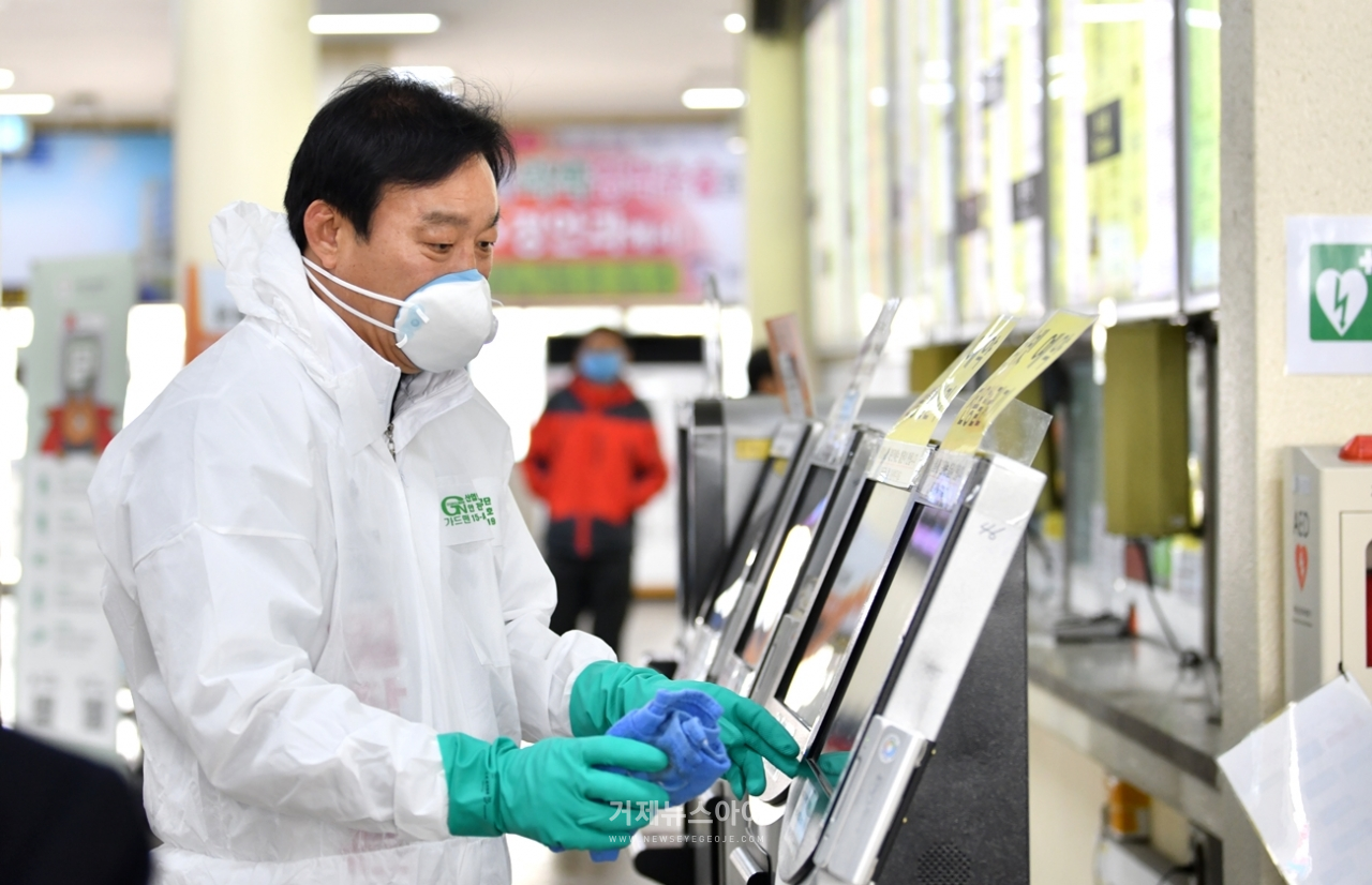 서일준 예비후보가 고현시외버스터니널에서 방역작업을 하고 있다.