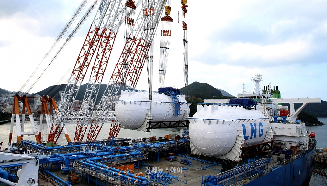 대우조선해양이 포스코와 10여년간의 연구개발 끝에 성공한 고망간강 소재 LNG연료탱크를 선박에 탑재하고 있다.