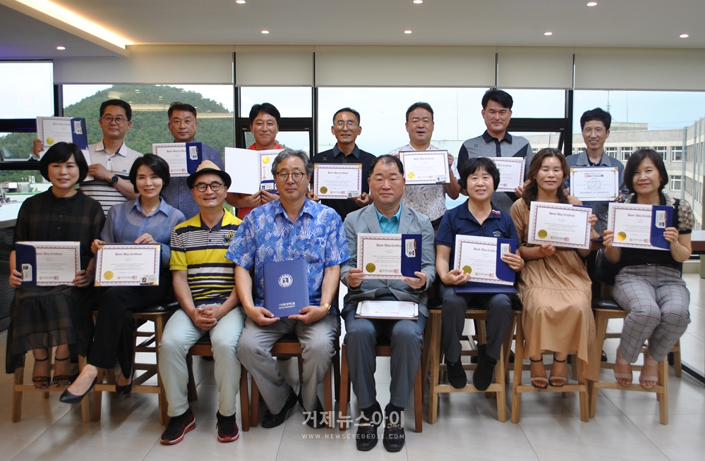 거제대학교 평생직업교육학부 글로벌융합전공은 2022학년도 1학기에 한국외식음료협회(KFBA)에서 주관하는 핸드드립 자격증 취득했다.