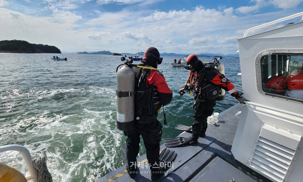 창원해경이 진해 초리도 인근 해상에서 스쿠버 미출수 사고 대비 3분기 수난대비기본훈련을 실시하고 있다