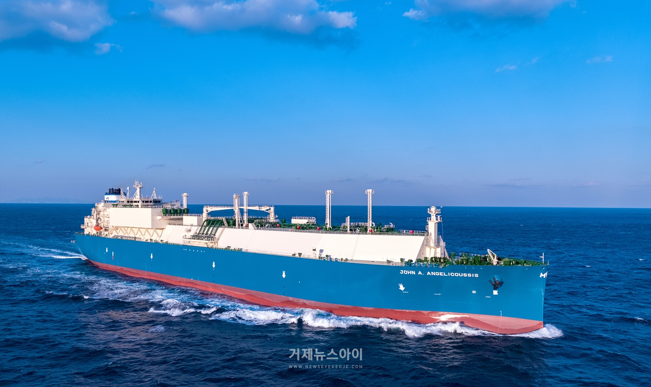 대우조선해양의 최신 기술인 축발전기와 공기윤활시스템이 적용된 LNG운반선의 항해 모습
