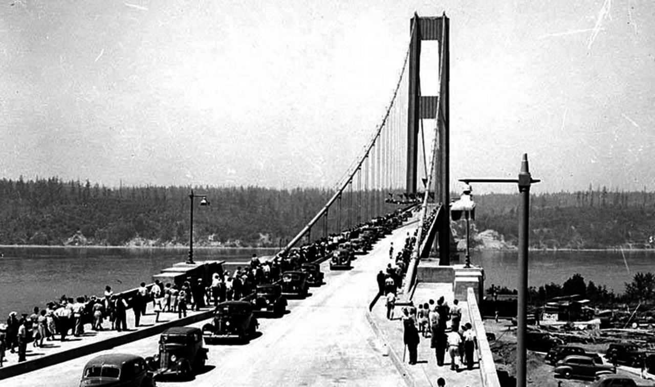 1940년 7월 1일 타코마 다리가 개통하는 날의 모습이다. (출처: University of Washington Libraries Digital Collections, 위키미디어)