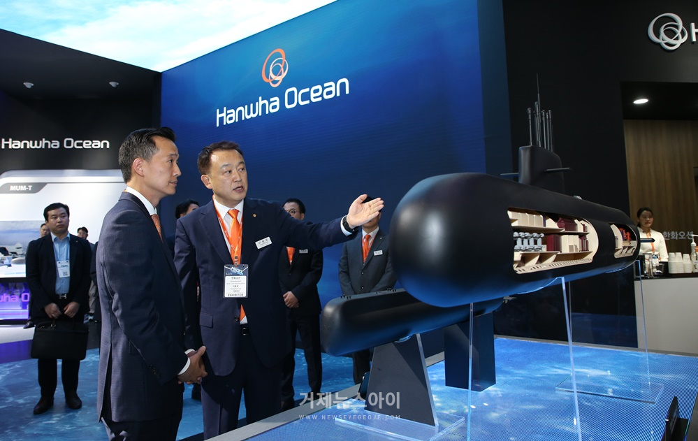 김동관 부회장이 MADEX(국제해양방위산업전) 한화오션 부스를 방문해 전시된 잠수함을 살펴보며 설명을 듣고 있다