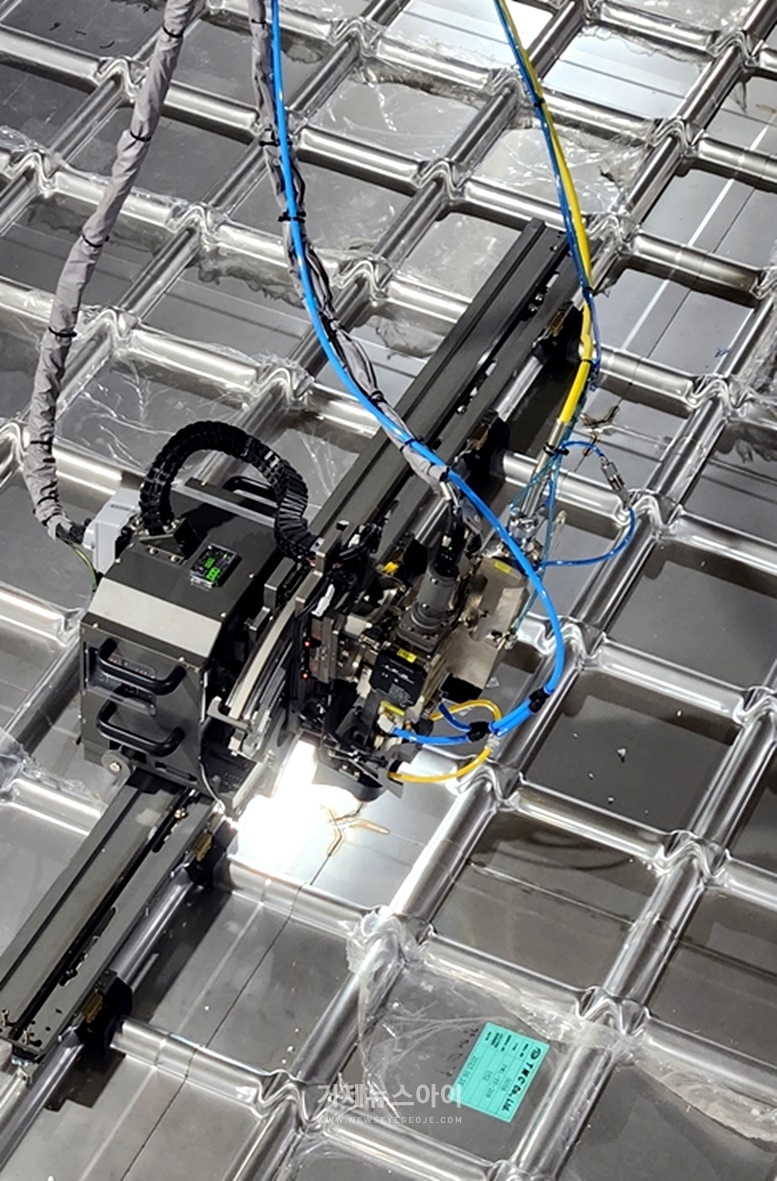 삼성중공업이 업계 최초로 개발한 멤브레인 레이저 고속 용접 로봇의 모습