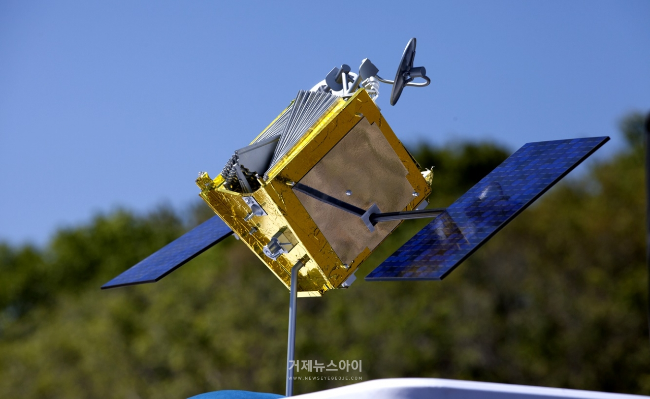 원웹의 우주 인터넷 위성 'KLS01-0007'의 모델. 출처: Flickr/NASA Kennedy
