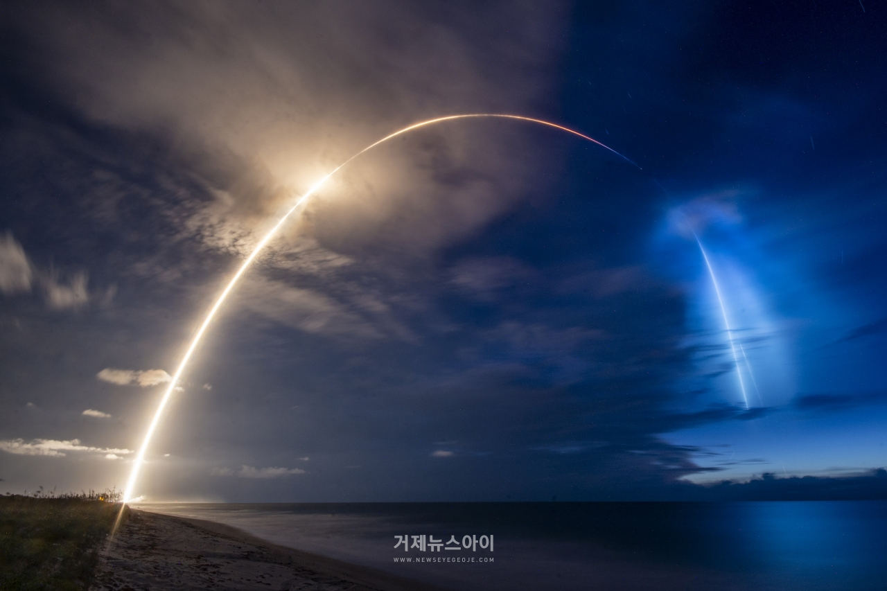 스페이스X의 우주 인터넷 위성 스타링크를 실은 로켓이 발사되는 모습. 출처: Flickr/SpaceX