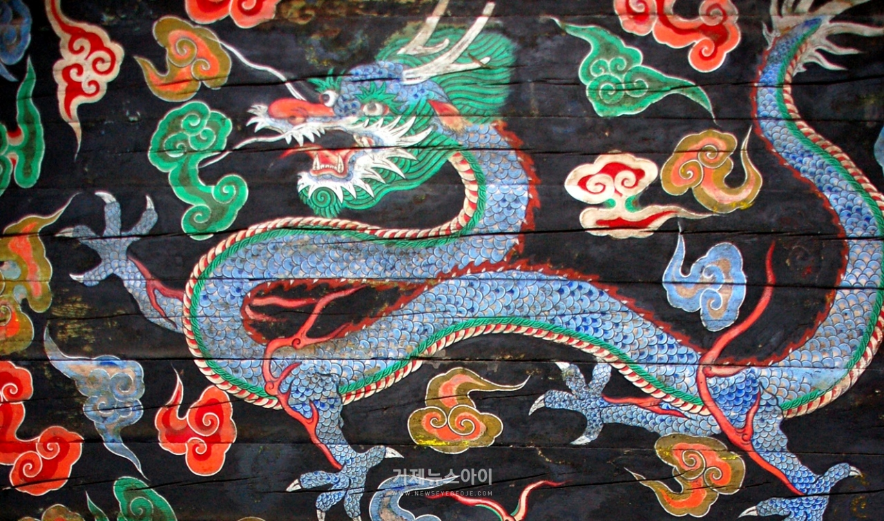 남대문에 묘사된 청룡. 조선시대의 용은 뱀에 더 가까운 모습이다. 같은 시기 중국의 청나라에서도 용은 날개가 없어지고 몸이 길어졌다.