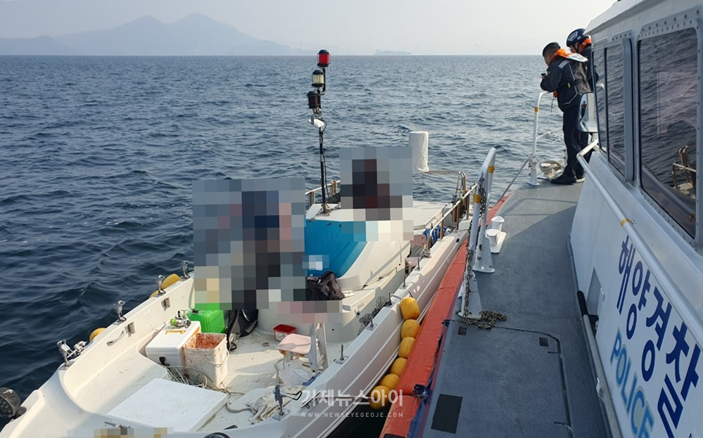 해경이 모터보트 ㄱ호의 승선원 안전상태를 확인하고 있다