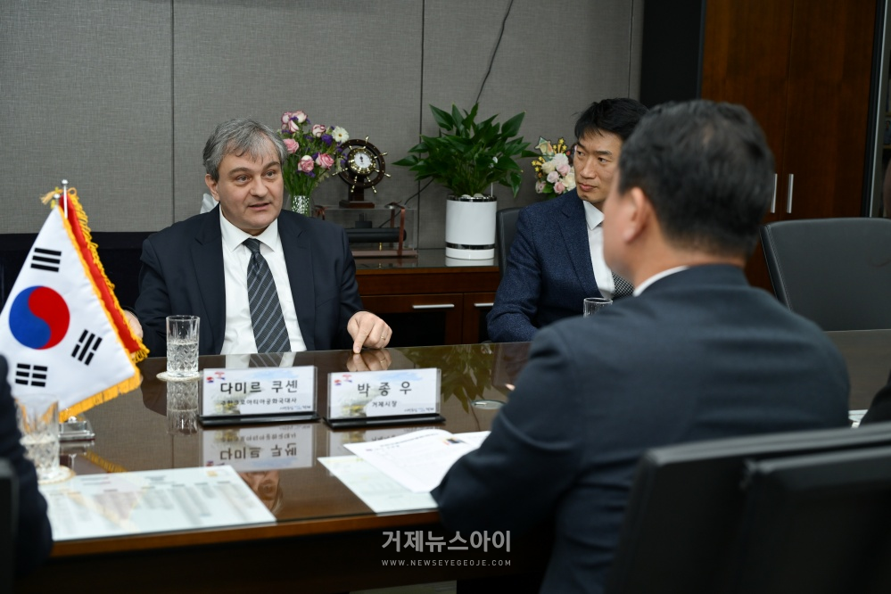 박종우 거제시장이 다미르 쿠셴 주한크로아티아공화국대사를 만나고 있다