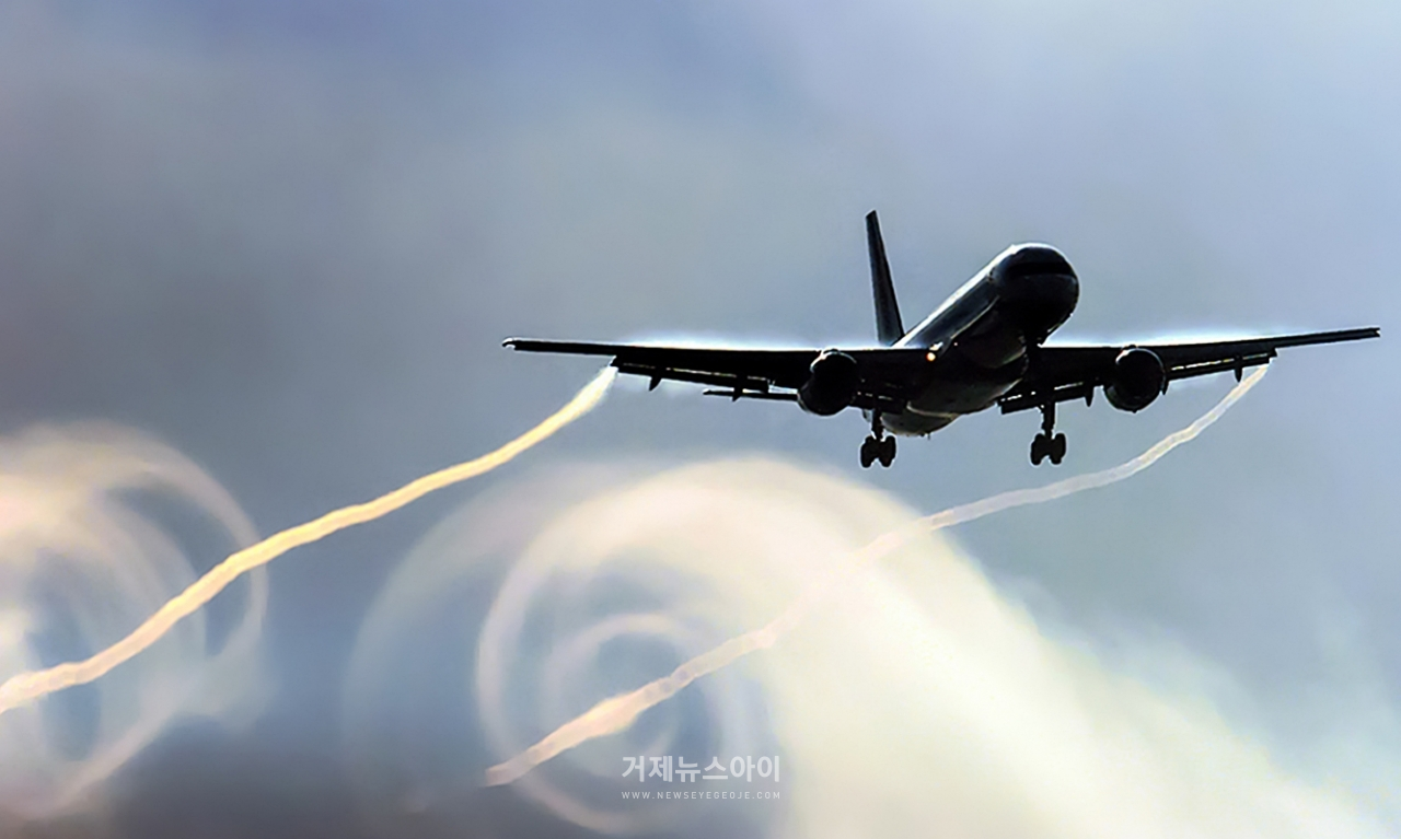 난기류는 좁은 지역에서 짧은 시간에 발생하는 탓에 대처가 어렵다. ⓒshutterstock