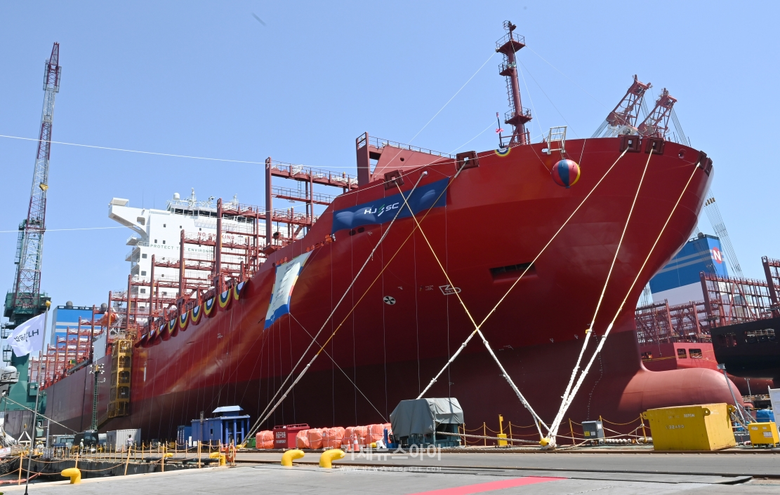 명명식을 치른 7900TEU급 컨테이너선 NAVIOS CYAN