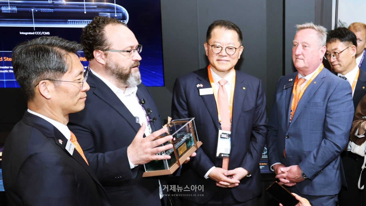 캐나다 오타와에서 열린 ‘CANSEC 2026’ 전시회에서 한화오션 김희철 대표(왼쪽에서 세번째)가 APMA 플라비오 볼페 회장(왼쪽에서 두번째)에게 잠수함 모형을 선물했다. 