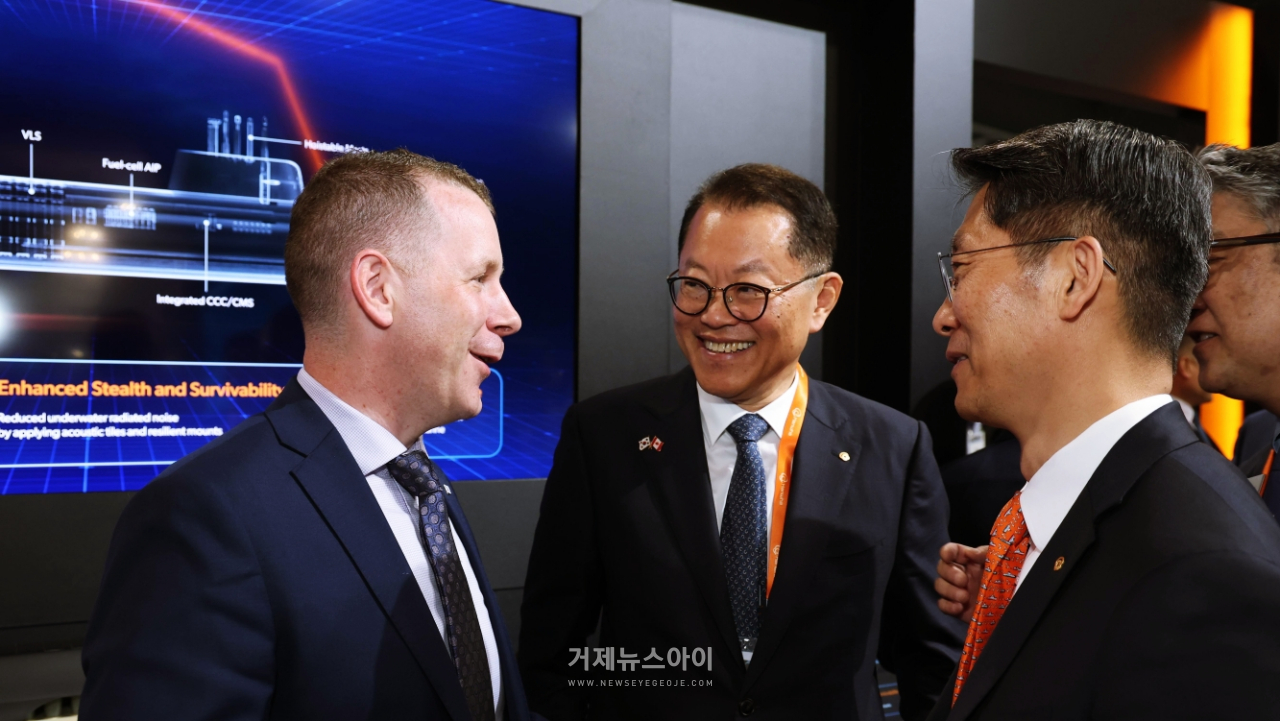 캐나다 오타와에서 열린 ‘CANSEC 2026’ 전시회 내 한화오션 부스에서, 노바스코샤주 콜튼 르블랑 성장개발부 장관(왼쪽), 한화오션 김희철 대표(가운데), 그리고 정승균 부사장(오른쪽)이 협력 방안에 대한 대화를 나누고 있다.