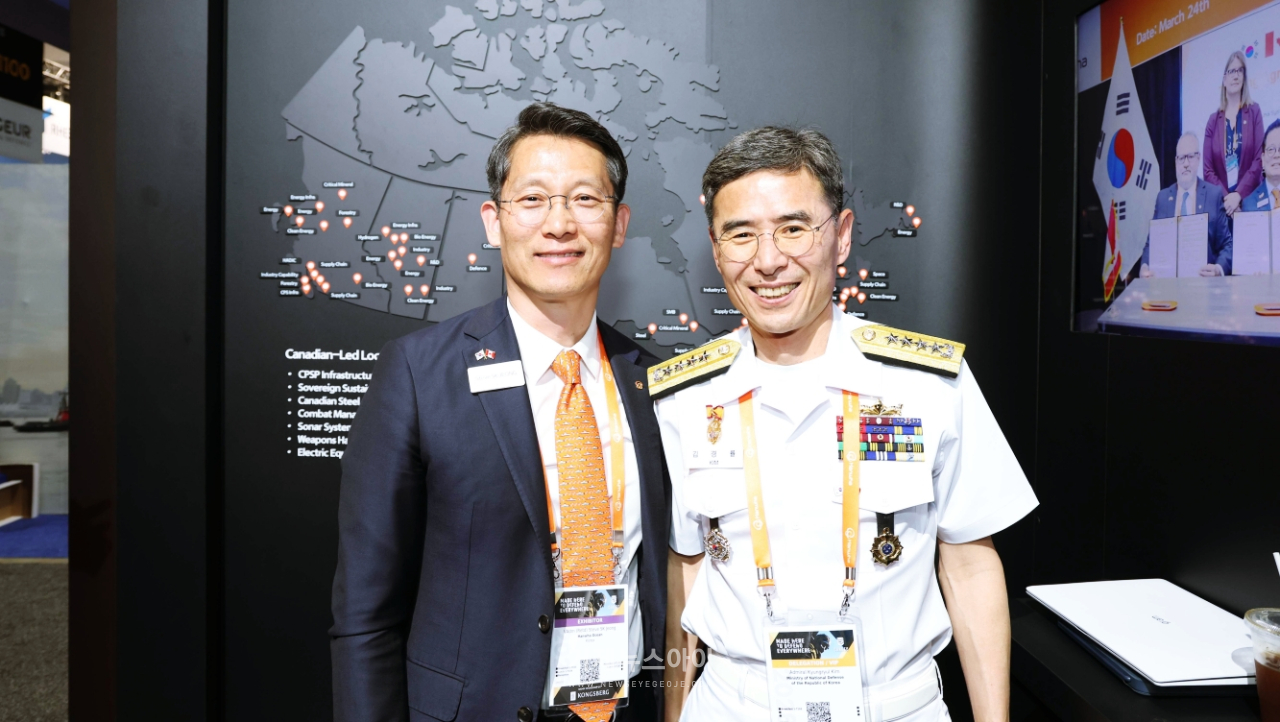 CPSP 수주 지원을 위해 캐나다 오타와에서 열린 ‘CANSEC 2026’ 전시회 내 한화오션 부스를 찾은 김경률 해군참모총장(오른쪽)이 한화오션 특수선해외사업단장 정승균 부사장(왼쪽)과 기념촬영을 하고 있다.