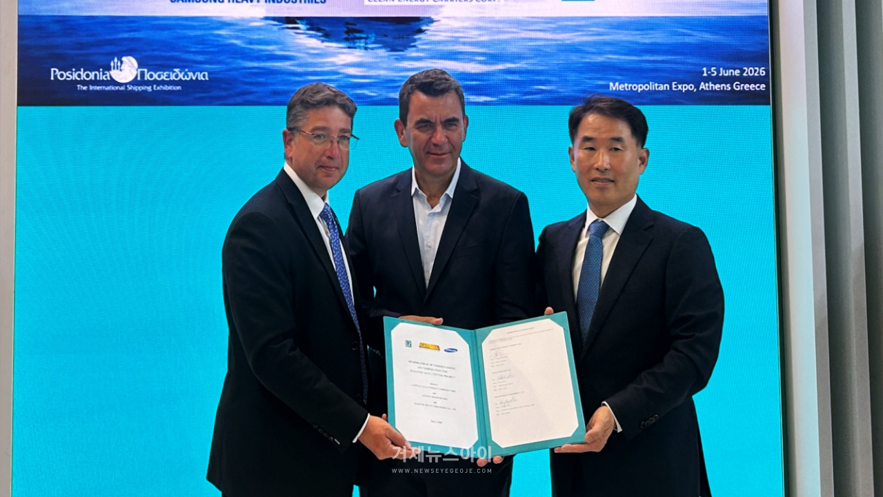 (왼쪽부터)닉 브라운(Nick brown) 로이드 선급 CEO, 밀토스 자이시스(Miltos Zisis) 캐피탈 가스선 사업부 이사, 안영규 삼성중공업 기술개발본부장이 FDC 사업협력 MOU 체결 기념 촬영을 하고 있다