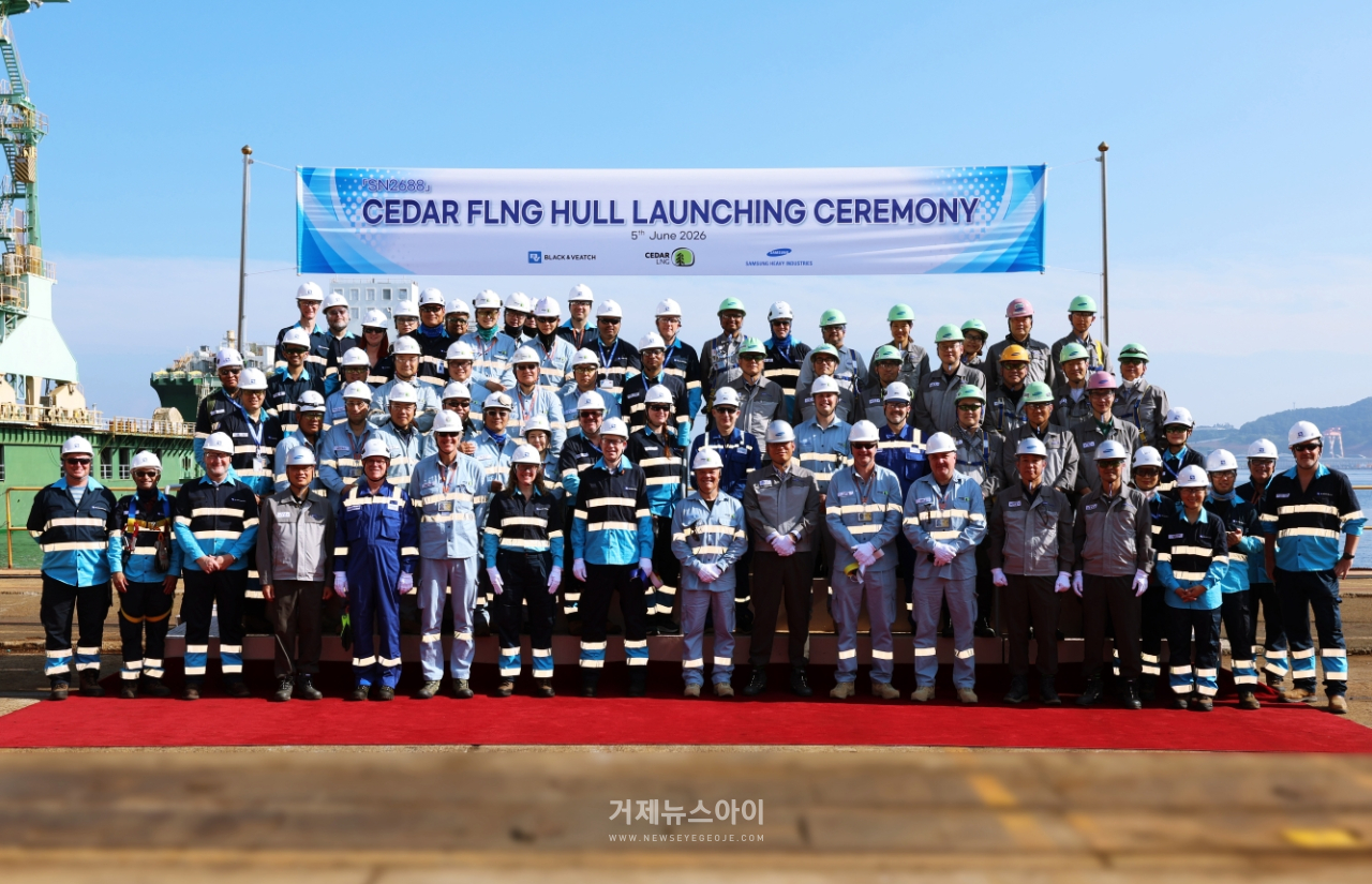 시더 FLNG 진수 행사 단체사진