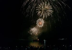 5000여 시민과 관광객이 함께한 제4회 거제몽돌해변 불꽃축제